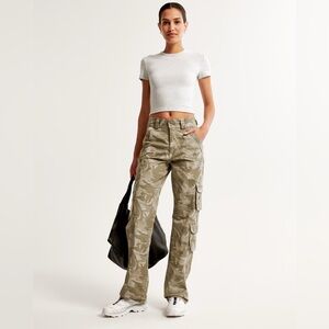 NWT!! Abercrombie women’s cargo pant in camo size 27/4 Regular